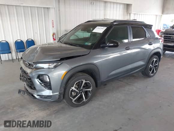 2021 Chevrolet TrailBlazer RS z VIN KL79MUSL1MB078322, wystawiony jako IAAI lot #43043902 z przebiegiem 37 033 mil mil oraz . Historia ofert i sprzedaży dostępna na DreamBid. Obrazek 2.