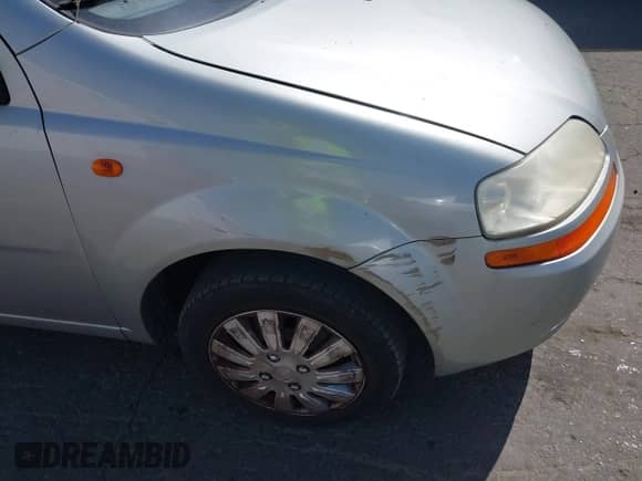 2004 Chevrolet Aveo z VIN KL1TD52654B240193, wystawiony jako IAAI lot #42239495 z przebiegiem 106 639 mil mil oraz . Historia ofert i sprzedaży dostępna na DreamBid. Obrazek 14.