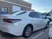 2021 Toyota Camry LE z VIN 4T1C11AK7MU595701, wystawiony jako Copart lot #65841075 z przebiegiem 30 616 mil mil oraz Czysty tytuł • Clean title. Historia ofert i sprzedaży dostępna na DreamBid. Obrazek 4.