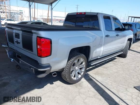 2015 Chevrolet Silverado 1500 LT z VIN 1GCRCREC4FZ231395, wystawiony jako IAAI lot #41831339 z przebiegiem 143 137 mil mil oraz . Historia ofert i sprzedaży dostępna na DreamBid. Obrazek 4.