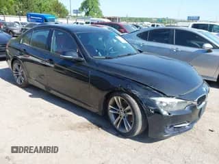 2015 BMW 3 Series 328i xDrive z VIN WBA3B3C50FF546705, wystawiony jako IAAI lot #42190564 z przebiegiem 103 590 mil mil oraz . Historia ofert i sprzedaży dostępna na DreamBid. Obrazek 1.