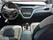 2021 Chevrolet Bolt EV LT z VIN 1G1FY6S09M4105792, wystawiony jako Copart lot #43905983 z przebiegiem 30 245 mil mil oraz . Historia ofert i sprzedaży dostępna na DreamBid. Obrazek 8.