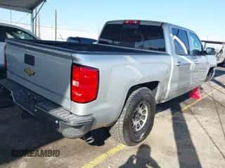 2017 Chevrolet Silverado 1500 LT z VIN 3GCPCRECXHG194539, wystawiony jako IAAI lot #43294157 z przebiegiem 81 136 mil mil oraz . Historia ofert i sprzedaży dostępna na DreamBid. Obrazek 4.