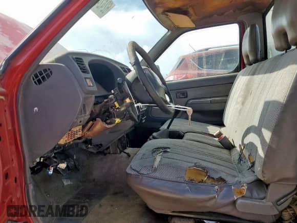 1998 Nissan Frontier XE z VIN 1N6DD21S4WC328785, wystawiony jako Copart lot #62424085 z przebiegiem Nie podano mil oraz Szkoda całkowita • Salvage title. Historia ofert i sprzedaży dostępna na DreamBid. Obrazek 7.