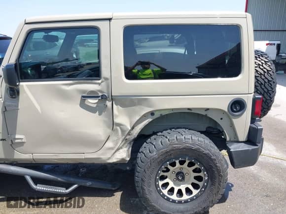 2018 Jeep Wrangler Sahara with VIN 1C4AJWBGXJL811092, listed as a IAAI auction lot 42305620 with 41,021 mi miles and . Bid and sale history available at DreamBid. Image 17.