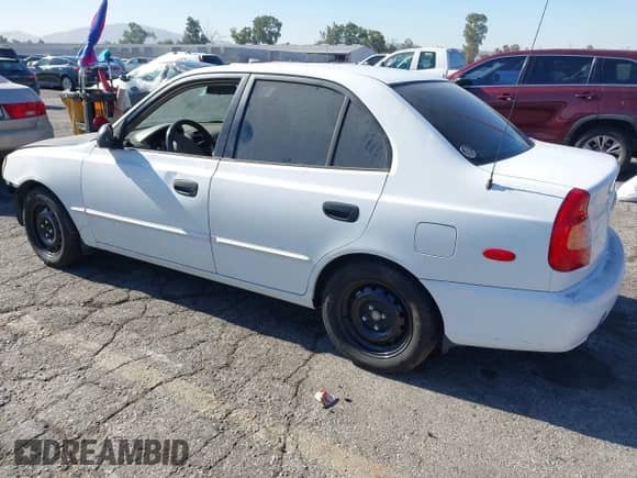 2002 Hyundai Accent GL z VIN KMHCG45C42U375352, wystawiony jako IAAI lot #42699297 z przebiegiem 103 540 mil mil oraz . Historia ofert i sprzedaży dostępna na DreamBid. Obrazek 3.