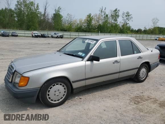 1989 Mercedes-Benz 300 E with VIN WDBEA30D7KA942808, listed as a Copart auction lot 59315945 with 121,727 mi miles and Clean title. Bid and sale history available at DreamBid. Image 1.