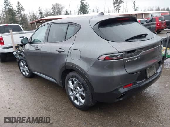 2024 Dodge Hornet R/T z VIN ZACPDFCW0R3A31673, wystawiony jako IAAI lot #41793731 z przebiegiem 21 098 mil mil oraz . Historia ofert i sprzedaży dostępna na DreamBid. Obrazek 3.