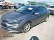 2018 Chevrolet Cruze LT z VIN 1G1BE5SM0J7153888, wystawiony jako IAAI lot #43407041 z przebiegiem 17 136 mil mil oraz . Historia ofert i sprzedaży dostępna na DreamBid. Obrazek 2.
