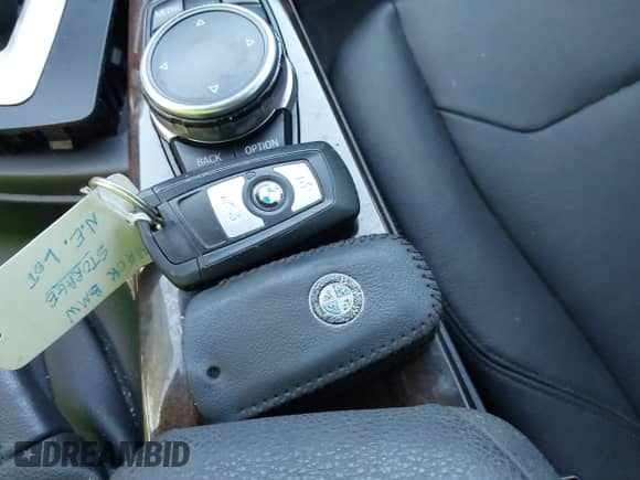 2015 BMW 3 Series 320i xDrive z VIN WBA3C3G56FNT51902, wystawiony jako IAAI lot #43152629 z przebiegiem 154 591 mil mil oraz . Historia ofert i sprzedaży dostępna na DreamBid. Obrazek 11.