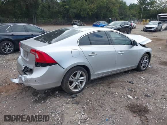 2015 Volvo S60 T5 Drive-E Premier z VIN YV126MFK4F1343110, wystawiony jako IAAI lot #43292498 z przebiegiem 59 841 mil mil oraz . Historia ofert i sprzedaży dostępna na DreamBid. Obrazek 4.