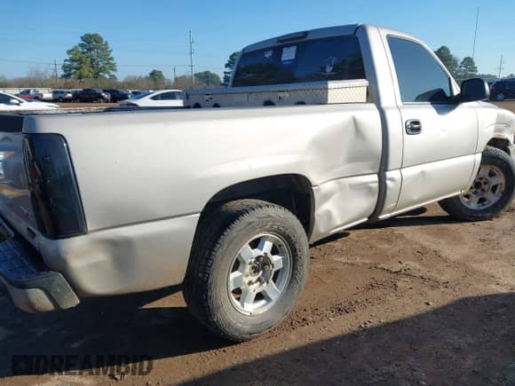 2005 GMC Sierra 1500 Work Truck z VIN 1GTEC14X75Z255631, wystawiony jako IAAI lot #41662255 z przebiegiem 327 188 mil mil oraz . Historia ofert i sprzedaży dostępna na DreamBid. Obrazek 4.