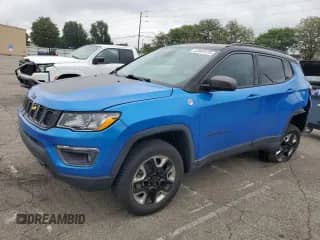 2018 Jeep Compass Trailhawk z VIN 3C4NJDDBXJT235094, wystawiony jako Copart lot #83949125 z przebiegiem 52 773 mil mil oraz Szkoda całkowita • Salvage title. Historia ofert i sprzedaży dostępna na DreamBid. Obrazek 1.