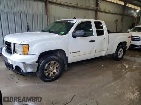 2008 GMC Sierra 1500 SLT z VIN 2GTEK19J181325905, wystawiony jako Copart lot #56391725 z przebiegiem 186 408 mil mil oraz Czysty tytuł • Clean title. Historia ofert i sprzedaży dostępna na DreamBid. Obrazek 1.