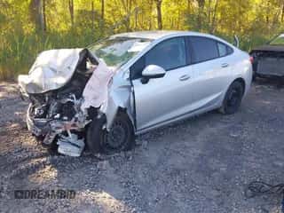 2018 Chevrolet Cruze LS с VIN 1G1BC5SM3J7105419, выставлен на аукционе IAAI как лот 43296724 с пробегом 74 493 миль миль и . История ставок и продаж доступна на DreamBid. Изображение 2.