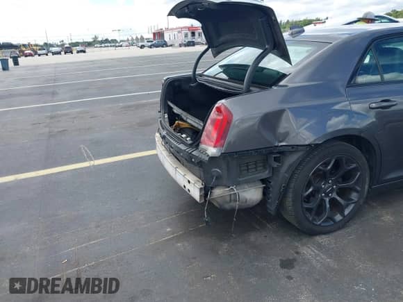 2019 Chrysler 300 S с VIN 2C3CCABG0KH559717, выставлен на аукционе IAAI как лот 43380218 с пробегом 248 325 миль миль и . История ставок и продаж доступна на DreamBid. Изображение 6.