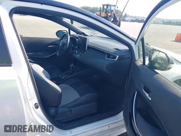 2024 Toyota Corolla XSE z VIN JTNC4MBE0R3217931, wystawiony jako IAAI lot #42579841 z przebiegiem 26 832 mil mil oraz . Historia ofert i sprzedaży dostępna na DreamBid. Obrazek 5.