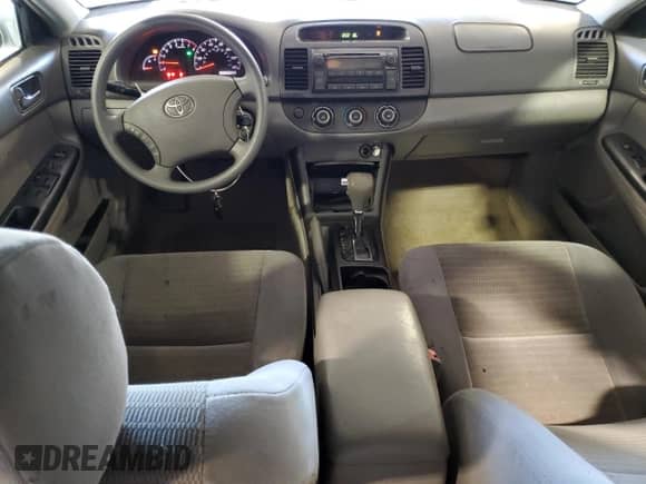 2005 Toyota Camry STD z VIN 4T1BE32K45U082515, wystawiony jako Copart lot #81946085 z przebiegiem 197 856 mil mil oraz Szkoda całkowita • Salvage title. Historia ofert i sprzedaży dostępna na DreamBid. Obrazek 8.