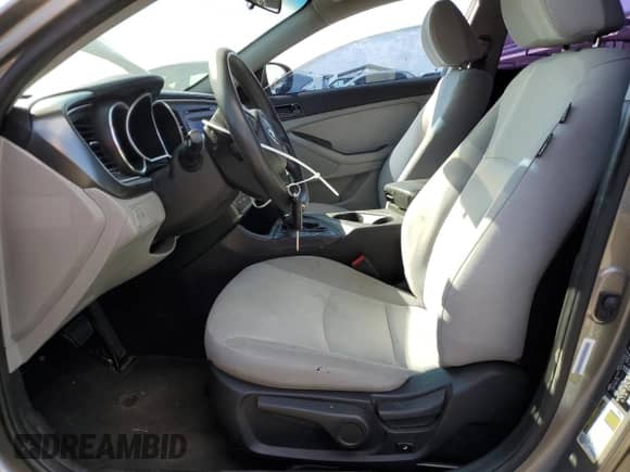 2014 Kia Optima LX z VIN 5XXGM4A75EG312908, wystawiony jako Copart lot #82635425 z przebiegiem 158 378 mil mil oraz Czysty tytuł • Clean title. Historia ofert i sprzedaży dostępna na DreamBid. Obrazek 7.