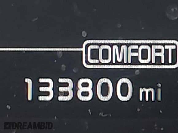 2020 Kia Sorento EX z VIN 5XYPHDA50LG710474, wystawiony jako IAAI lot #41639432 z przebiegiem 133 800 mil mil oraz . Historia ofert i sprzedaży dostępna na DreamBid. Obrazek 7.