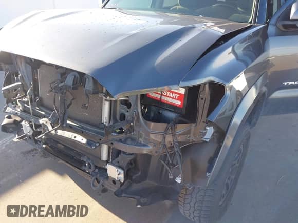 2022 Toyota Tacoma SR5 z VIN 3TMAZ5CN8NM181805, wystawiony jako IAAI lot #43143864 z przebiegiem 66 586 mil mil oraz . Historia ofert i sprzedaży dostępna na DreamBid. Obrazek 19.
