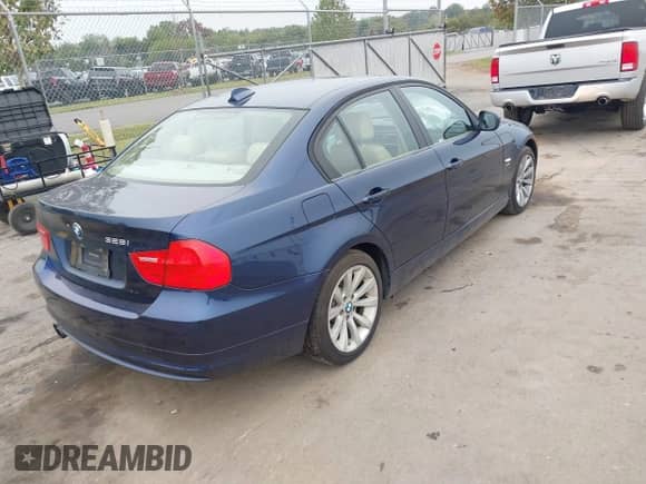 2011 BMW 3 Series 328i xDrive z VIN WBAPK7C50BA820761, wystawiony jako IAAI lot #43340765 z przebiegiem 169 465 mil mil oraz . Historia ofert i sprzedaży dostępna na DreamBid. Obrazek 4.