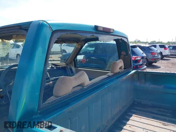 1994 GMC Sierra 1500 z VIN 1GTDC14Z3RZ547523, wystawiony jako IAAI lot #42072321 z przebiegiem 170 695 mil mil oraz . Historia ofert i sprzedaży dostępna na DreamBid. Obrazek 6.