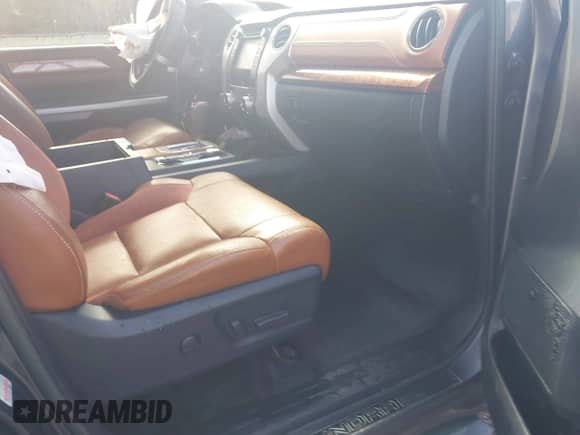 2017 Toyota Tundra Platinum с VIN 5TFAY5F15HX627757, выставлен на аукционе IAAI как лот 41155707 с пробегом 90 675 миль миль и . История ставок и продаж доступна на DreamBid. Изображение 5.