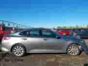 2016 Kia Optima EX z VIN 5XXGU4L30GG102861, wystawiony jako IAAI lot #43383262 z przebiegiem 181 048 mil mil oraz . Historia ofert i sprzedaży dostępna na DreamBid. Obrazek 13.