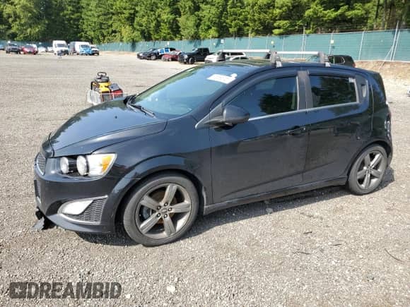 2016 Chevrolet Sonic RS z VIN 1G1JG6SB9G4152534, wystawiony jako Copart lot #61669815 z przebiegiem 117 986 mil mil oraz Szkoda całkowita • Salvage title. Historia ofert i sprzedaży dostępna na DreamBid. Obrazek 1.