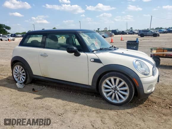 2010 MINI Hardtop с VIN WMWMF3C50ATZ61512, выставлен на аукционе Copart как лот 57819095 с пробегом 150 848 миль миль и Чистый • Clean title. История ставок и продаж доступна на DreamBid. Изображение 4.