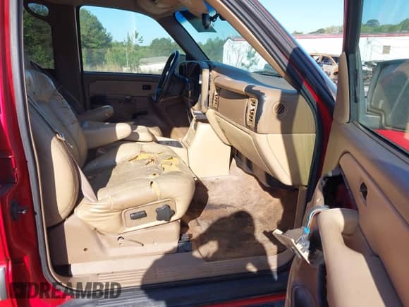 2000 Chevrolet Tahoe LS z VIN 1GNEC13T0YJ108110, wystawiony jako IAAI lot #42003001 z przebiegiem 216 803 mil mil oraz . Historia ofert i sprzedaży dostępna na DreamBid. Obrazek 5.