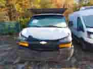 2018 Chevrolet Express Cargo z VIN 1GCWGBFP1J1315181, wystawiony jako IAAI lot #43227788 z przebiegiem 202 417 mil mil oraz . Historia ofert i sprzedaży dostępna na DreamBid. Obrazek 12.