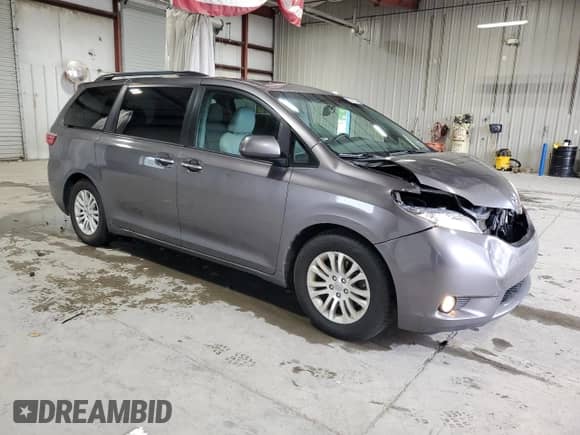 2017 Toyota Sienna XLE z VIN 5TDYZ3DC0HS861198, wystawiony jako Copart lot #86448385 z przebiegiem 218 341 mil mil oraz Szkoda całkowita • Salvage title. Historia ofert i sprzedaży dostępna na DreamBid. Obrazek 4.
