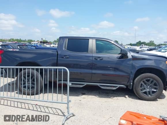 2022 Chevrolet Silverado 1500 RST z VIN 1GCUDEET6NZ610302, wystawiony jako IAAI lot #42176569 z przebiegiem 113 137 mil mil oraz . Historia ofert i sprzedaży dostępna na DreamBid. Obrazek 13.