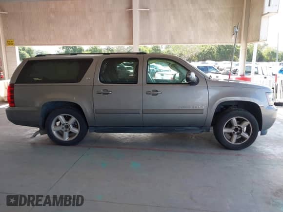 2007 Chevrolet Suburban LT z VIN 3GNFC16047G158109, wystawiony jako IAAI lot #42607596 z przebiegiem 399 118 mil mil oraz . Historia ofert i sprzedaży dostępna na DreamBid. Obrazek 13.