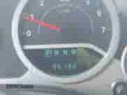 2007 Jeep Wrangler Unlimited Sahara z VIN 1J4GA591X7L117415, wystawiony jako IAAI lot #42509979 z przebiegiem 96 192 mil mil oraz . Historia ofert i sprzedaży dostępna na DreamBid. Obrazek 16.