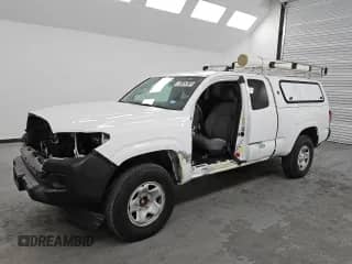 2022 Toyota Tacoma SR z VIN 3TYRX5GN8NT057881, wystawiony jako Copart lot #86153615 z przebiegiem 12 996 mil mil oraz Czysty tytuł • Clean title. Historia ofert i sprzedaży dostępna na DreamBid. Obrazek 1.