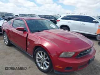 2010 Ford Mustang V6 z VIN 1ZVBP8AN5A5143217, wystawiony jako IAAI lot #43099439 z przebiegiem 184 004 mil mil oraz . Historia ofert i sprzedaży dostępna na DreamBid. Obrazek 1.