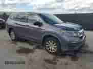 2019 Honda Pilot LX z VIN 5FNYF5H17KB015577, wystawiony jako Copart lot #81332225 z przebiegiem 137 973 mil mil oraz Nie do naprawy • Non repairable. Historia ofert i sprzedaży dostępna na DreamBid. Obrazek 4.