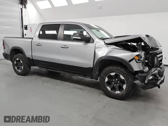 2020 Ram 1500 Rebel z VIN 1C6SRFLT7LN137992, wystawiony jako Copart lot #86550465 z przebiegiem 45 615 mil mil oraz Czysty tytuł • Clean title. Historia ofert i sprzedaży dostępna na DreamBid. Obrazek 4.