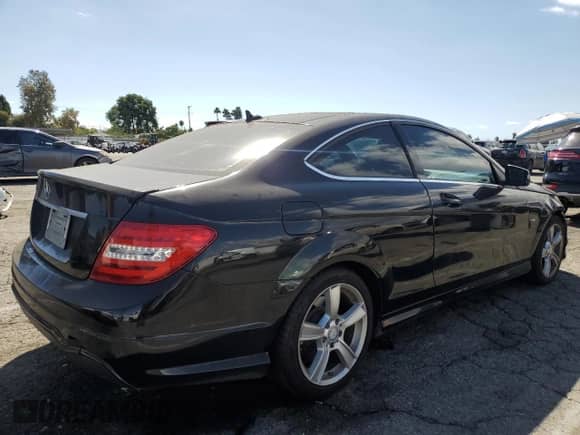 2012 Mercedes-Benz C 250 z VIN WDDGJ4HB3CF886234, wystawiony jako Copart lot #82045185 z przebiegiem 134 685 mil mil oraz Szkoda całkowita • Salvage title. Historia ofert i sprzedaży dostępna na DreamBid. Obrazek 3.
