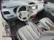 2013 Toyota Sienna XLE AAS с VIN 5TDYK3DC4DS405008, выставлен на аукционе Copart как лот 84194585 с пробегом 182 788 миль миль и Списание • Salvage title. История ставок и продаж доступна на DreamBid. Изображение 8.