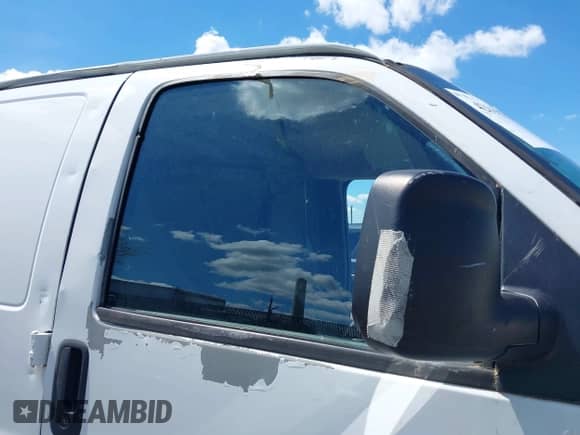2011 Chevrolet Express Cargo z VIN 1GCSGAFX5B1149354, wystawiony jako IAAI lot #42196706 z przebiegiem Nie podano mil oraz . Historia ofert i sprzedaży dostępna na DreamBid. Obrazek 19.