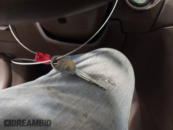 1997 Toyota Camry LE z VIN 4T1BF22K5VU903726, wystawiony jako IAAI lot #41552016 z przebiegiem 121 079 mil mil oraz . Historia ofert i sprzedaży dostępna na DreamBid. Obrazek 11.