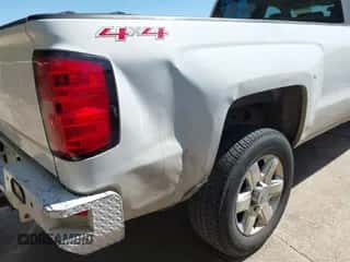 2015 Chevrolet Silverado 2500HD Work Truck z VIN 1GC1KUEG0FF182297, wystawiony jako IAAI lot #43469314 z przebiegiem 330 169 mil mil oraz . Historia ofert i sprzedaży dostępna na DreamBid. Obrazek 6.