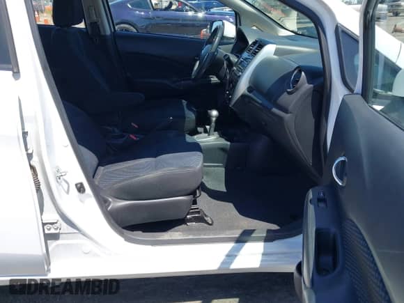 2015 Nissan Note SV z VIN 3N1CE2CP8FL415665, wystawiony jako IAAI lot #42842530 z przebiegiem 140 068 mil mil oraz . Historia ofert i sprzedaży dostępna na DreamBid. Obrazek 5.