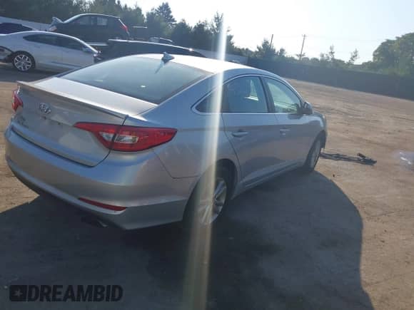 2017 Hyundai Sonata 2.4L z VIN 5NPE24AF1HH562885, wystawiony jako IAAI lot #43363791 z przebiegiem 149 890 mil mil oraz . Historia ofert i sprzedaży dostępna na DreamBid. Obrazek 4.