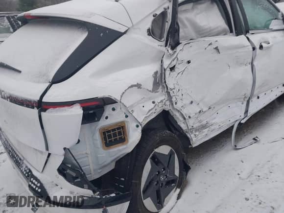 2025 Hyundai Kona Limited с VIN KM8HE3A60SU018112, выставлен на аукционе IAAI как лот 41165981 с пробегом 4 321 миль миль и . История ставок и продаж доступна на DreamBid. Изображение 6.