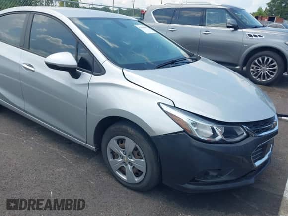 2018 Chevrolet Cruze LS z VIN 1G1BC5SM0J7140578, wystawiony jako IAAI lot #42994459 z przebiegiem 84 860 mil mil oraz . Historia ofert i sprzedaży dostępna na DreamBid. Obrazek 1.